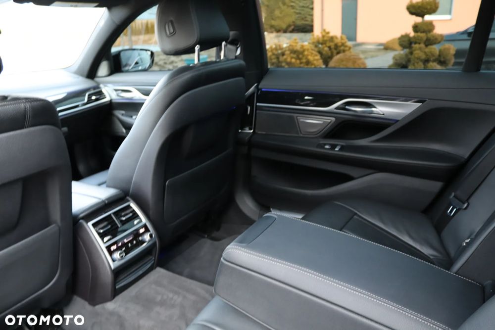 BMW Seria 7 740i - 24