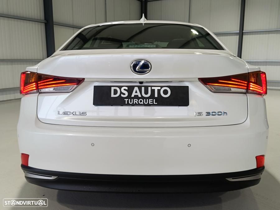 Lexus IS 300H - 8