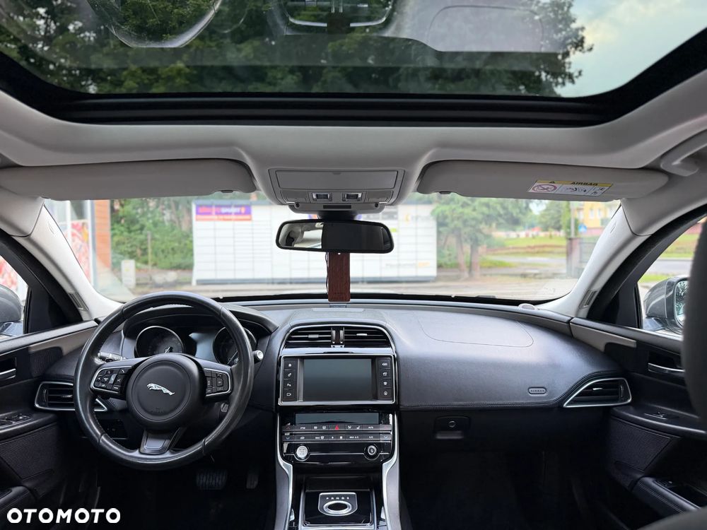 Jaguar XE 2.0 D Portfolio - 26