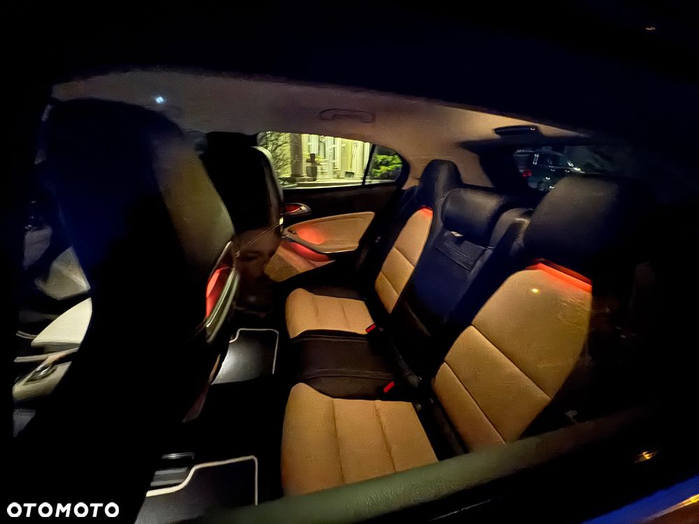 Mercedes-Benz GLA 200 7G-DCT Urban - 17
