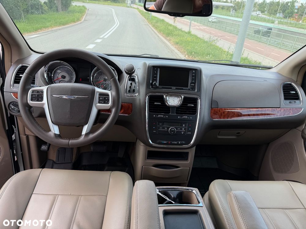 Chrysler Town & Country 3.6 Limited - 8