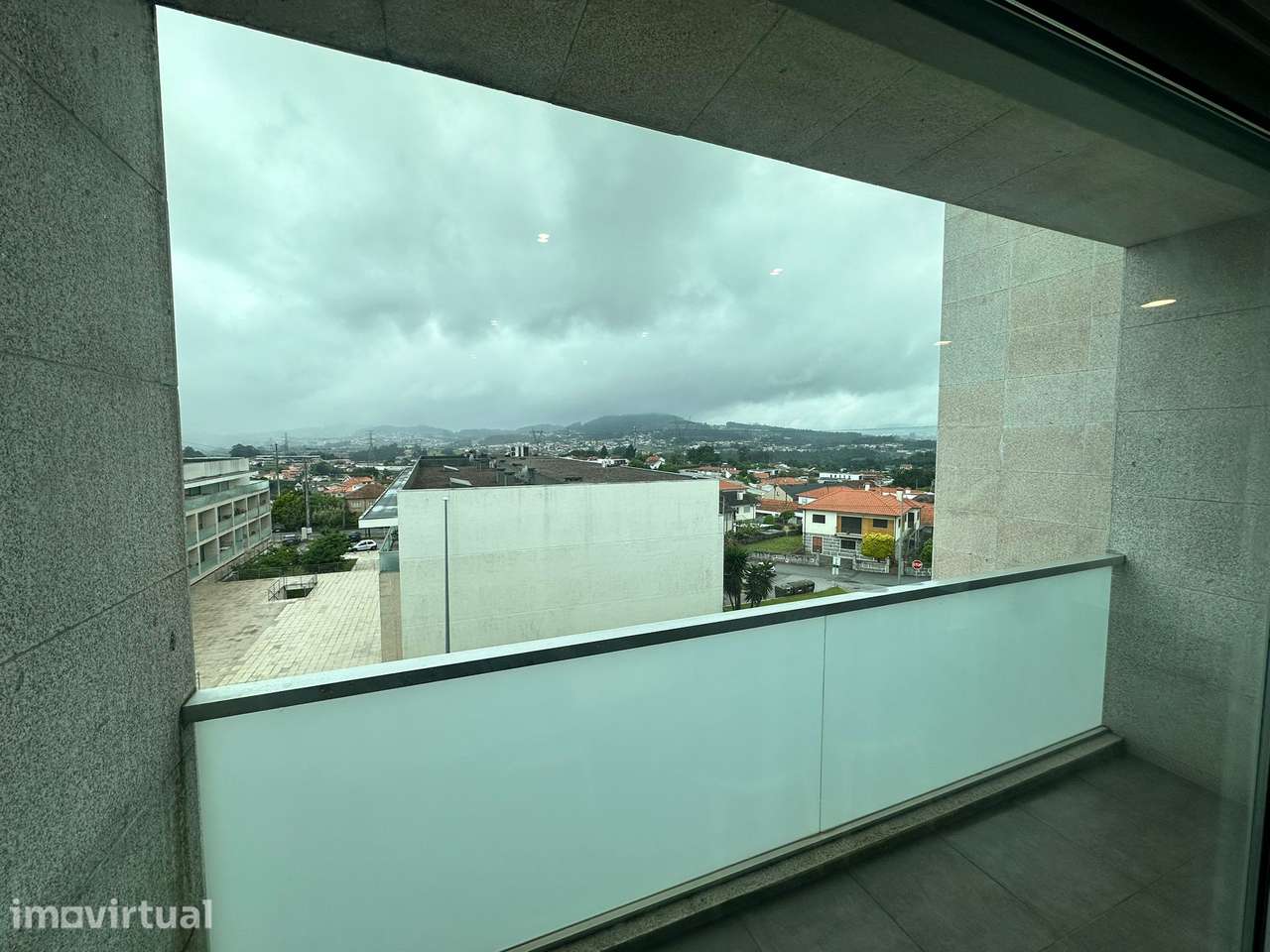 T2 moderno com varanda e garagem em Serzedelo (Guimarães) - Grande imagem: 2/15
