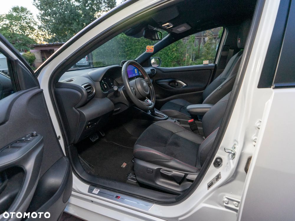 Toyota Yaris Hybrid 1.5 GR Sport - 17