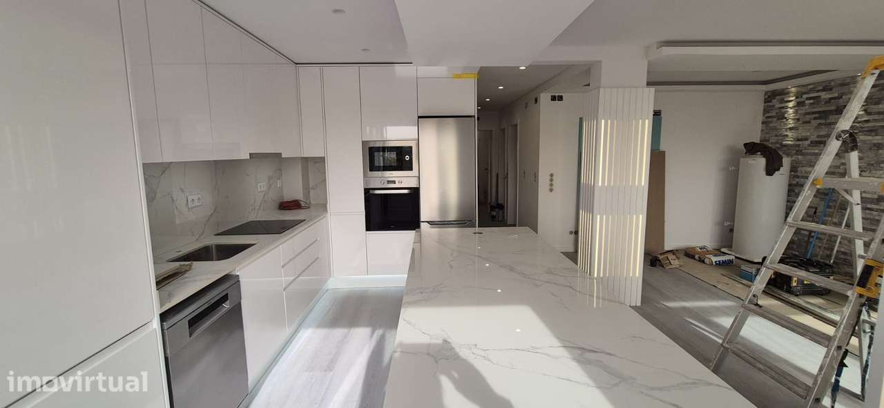Apartamento T2 totalmente remodelado em Queijas - Grande imagem: 2/25
