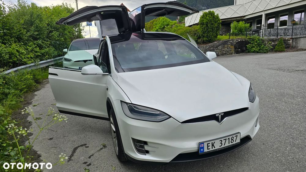Tesla Model X - 11
