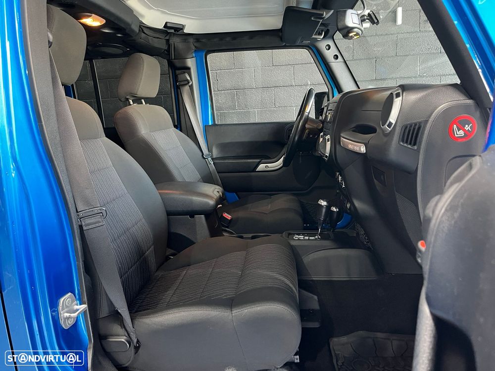 Jeep Wrangler Unlimited 2.8 CRD DPF Auto Sport - 11