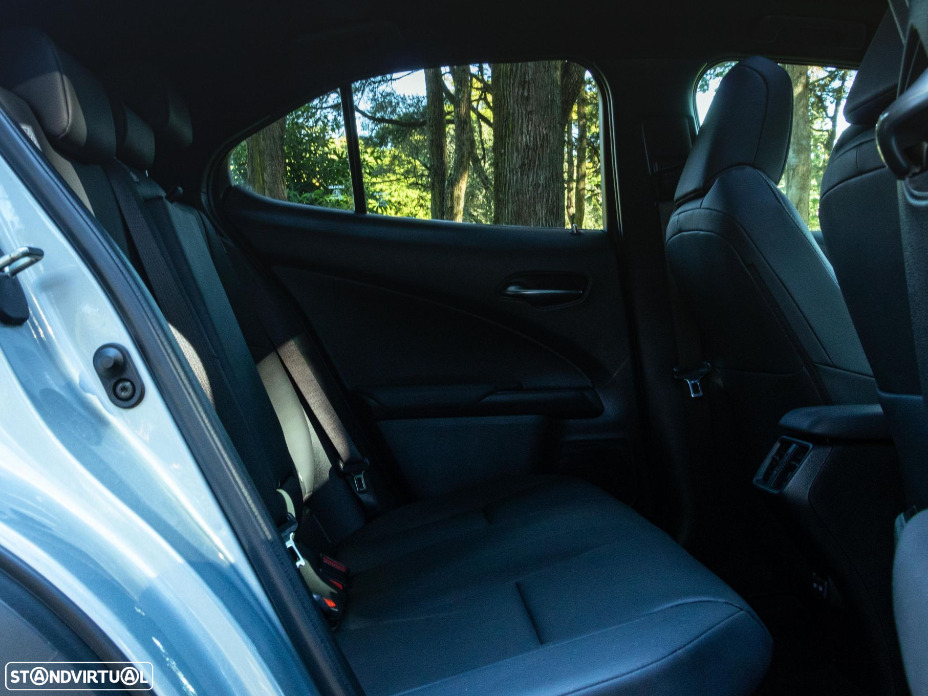 Lexus ux-250h Sport - 13