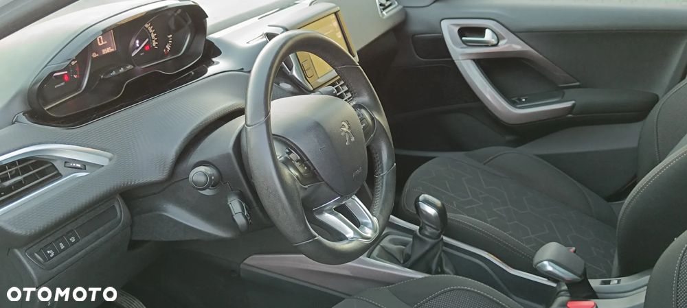 Peugeot 2008 1.2 Pure Tech Allure S&S - 21