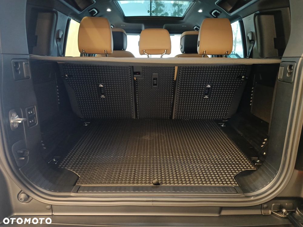 Land Rover Defender - 32