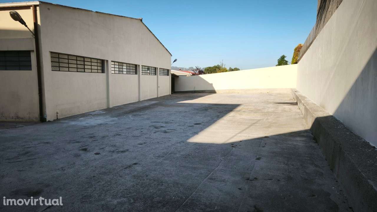 Excelente armazém de 4 frentes na Zona industrial Monte das Cruzes. - Grande imagem: 2/19