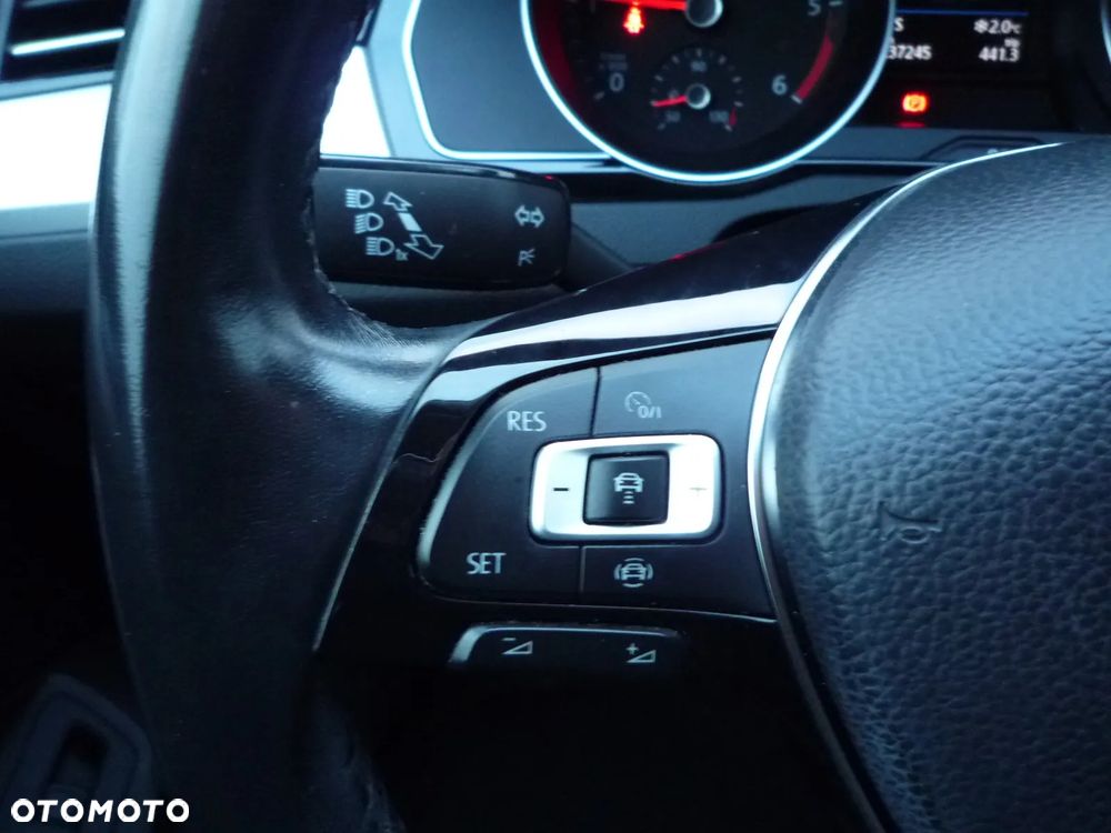 Volkswagen Passat 2.0 TDI SCR Comfortline - 24