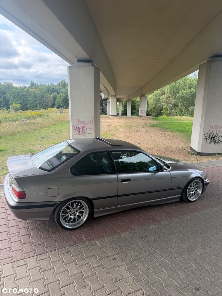 BMW Seria 3 323i - 23