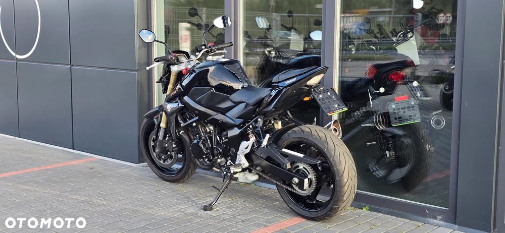 Suzuki GSR - 29