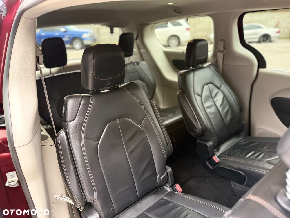 Chrysler Pacifica - 30