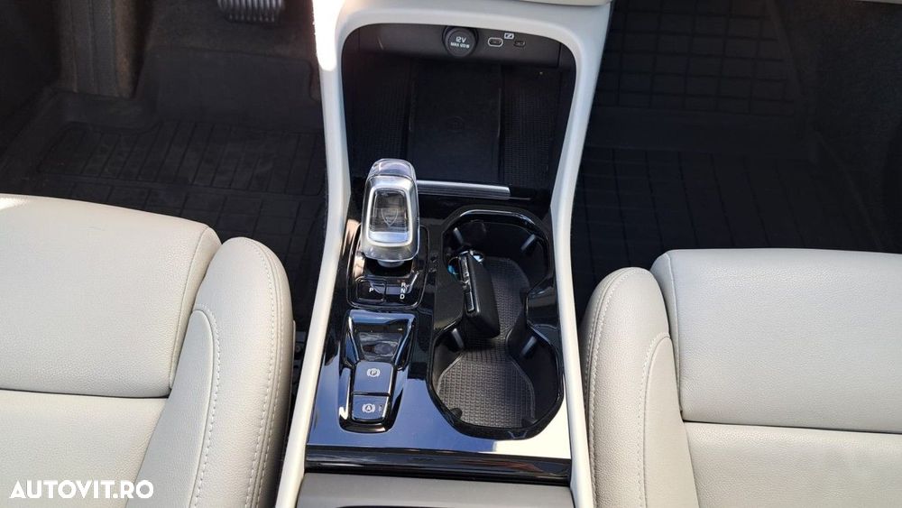 Volvo XC 40 B4 AT FWD MHEV Ultra Dark - 17
