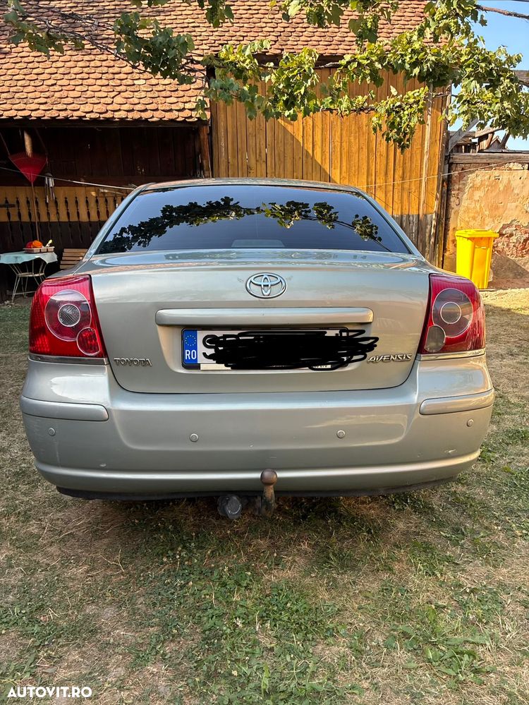 Toyota Avensis 1.8 Sdn. Sol - 2