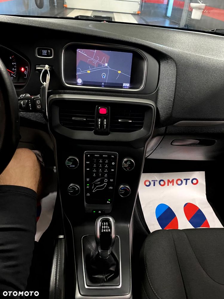 Volvo V40 D2 Drive-E R-Design Momentum - 17