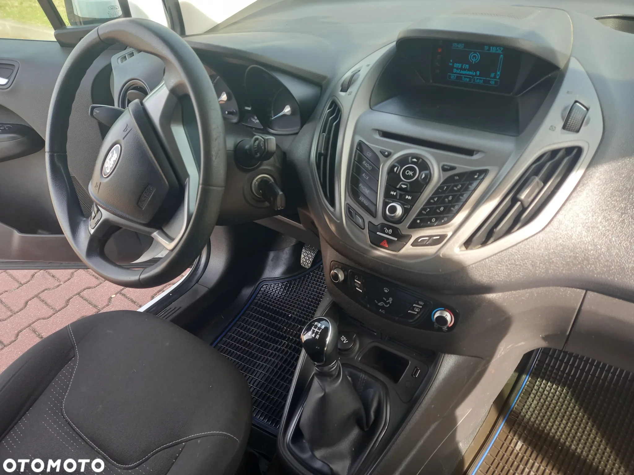 Ford Transit Courier EcoBoost - 13