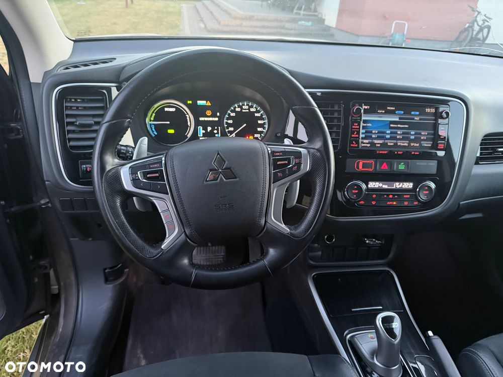 Mitsubishi Outlander Instyle NAVI + - 38