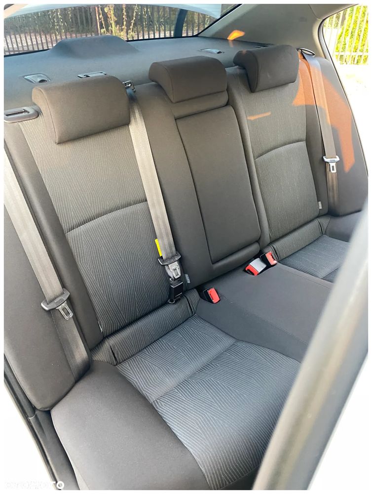 Toyota Avensis 1.6 - 17