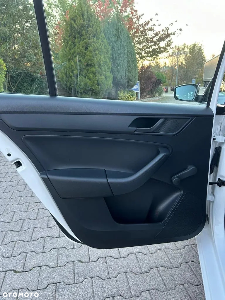 Skoda RAPID 1.2 TSI Ambition - 14