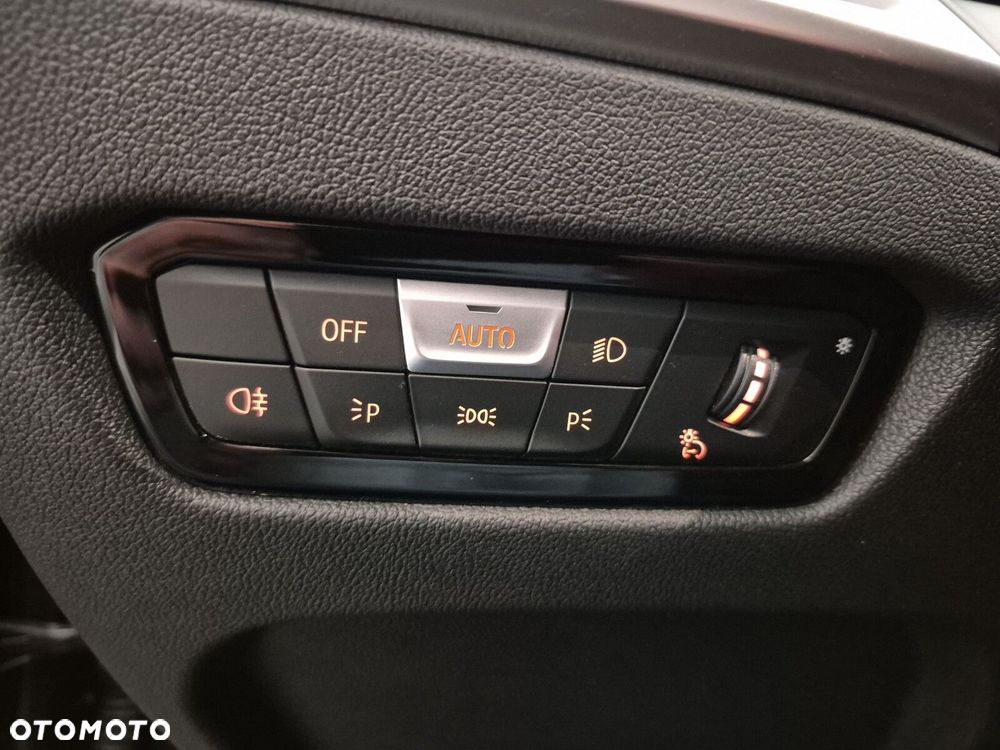 BMW Seria 3 330i xDrive M Sport - 13