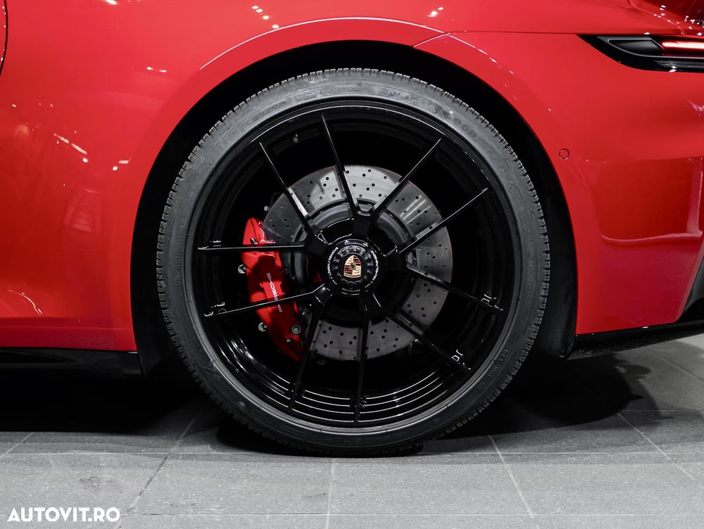 Porsche 911 Carrera 4 GTS PDK - 4