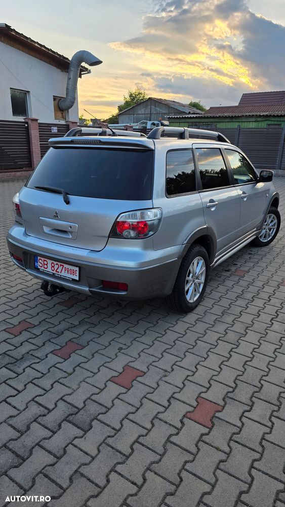 Mitsubishi Outlander - 2