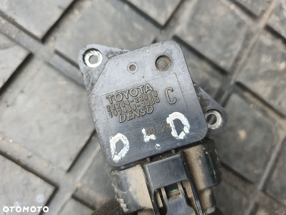 PRZEPŁYWOMIERZ TOYOTA COROLLA E12 1.4 D4D 22204-22010 YARIS I  + WTYCZKA INSTALACJA - 2