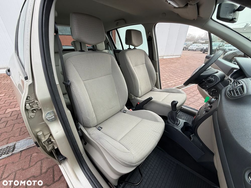 Renault Clio 1.2 16V Confort Dynamique - 13