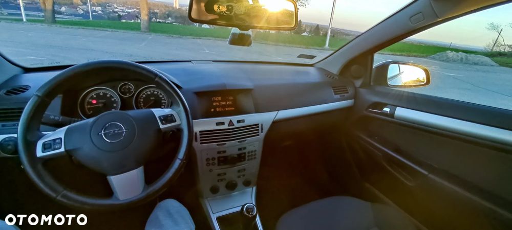 Opel Astra III GTC 1.6 Cosmo - 7