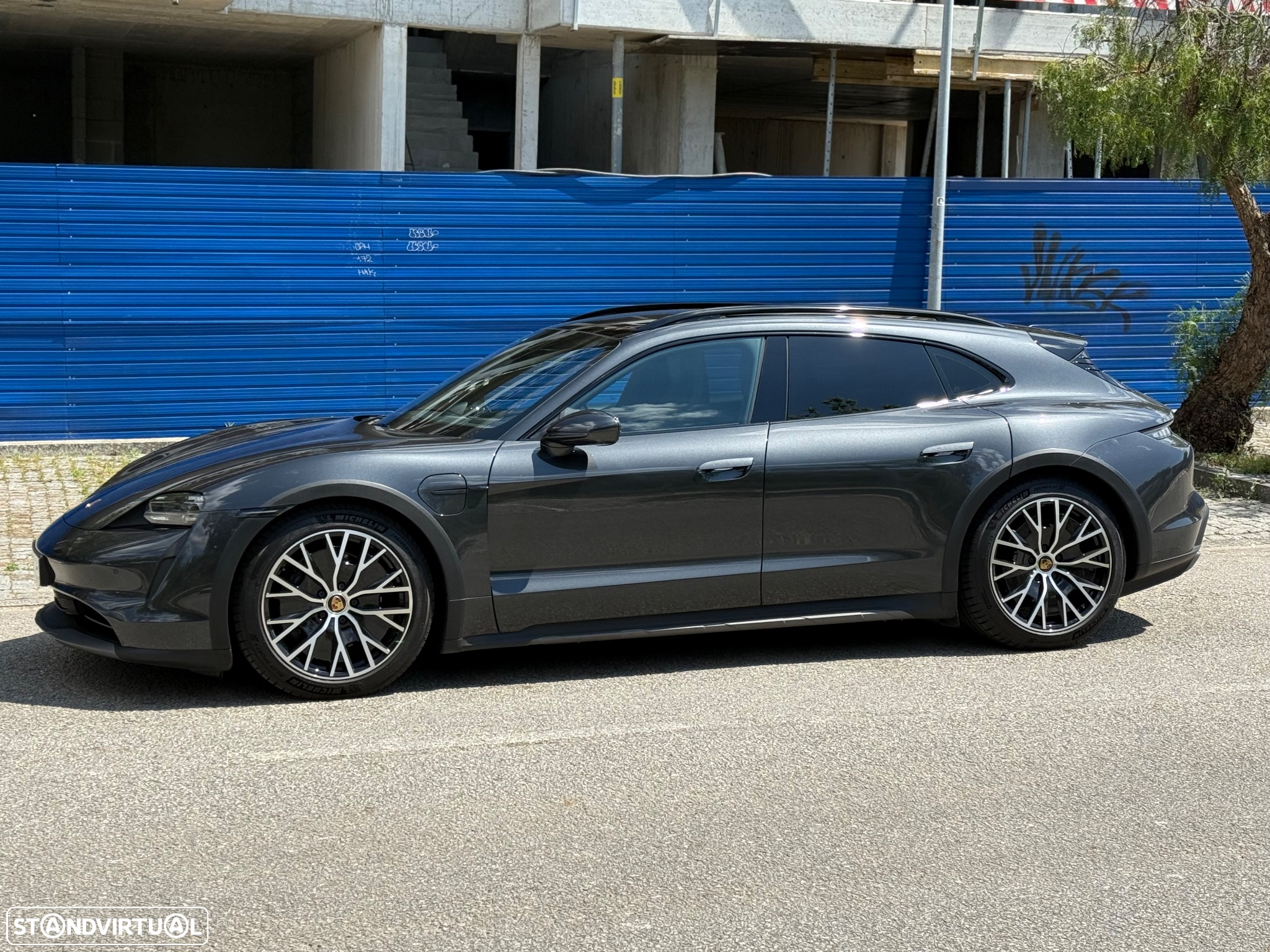 Porsche Taycan Cross Turismo 4 - 16