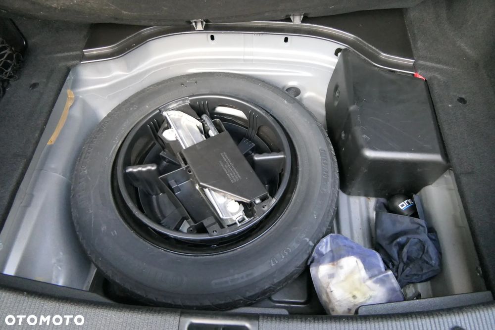 Mercedes-Benz Klasa C 180 CGI BlueEff Avantgarde - 29