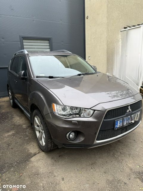 Mitsubishi Outlander - 2