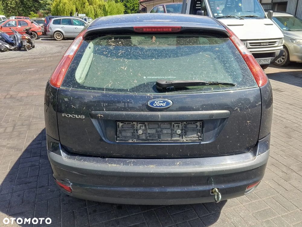 Ford Focus mk2 (04-07r.) 1.6B 100KM. Silnik C16HDEZ Skrzynia CIB5 lakier C6 / 6DYE – Sea Grey.Cały na części. GWARANCJA !!!  Przód Tył Zestaw Komplet Drzwi Klapa Zderzak Błotnik Maska Grill Atrapa Szyba Pas Lampa Lusterko Boczki Fotel Kanapa Kokpit Deska Rozdzielcza Przełącznik Włącznik Sterownik Przewody Wiązka Instalacja Moduł Komputer Czujnik Listwa Pompa Alternator Wtryski Głowica Rozrusznik Kompresor Sprzęgło Dwumas Silnik Skrzynia ABS Klimatyzacji Paliwa Wspomagania Kolektor Turbina Przepustnica Zawór Chłodnica Koło Hak Belka Sanki Zawieszenie Mcpherson Półoś Amortyzator Wydech Tłumik Zacisk Most - 5