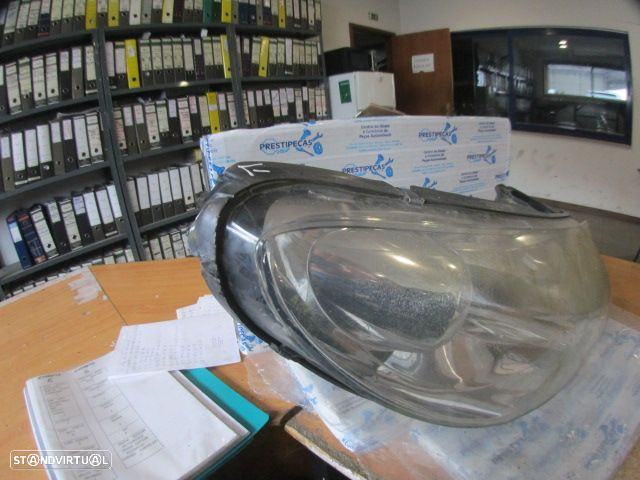 Farol 966023598002 PEUGEOT 407 2005 2.0HDI 136CV 4P CINZA  DRT H7 + H1 ORIGINAL AL Apoios Danificados - 4