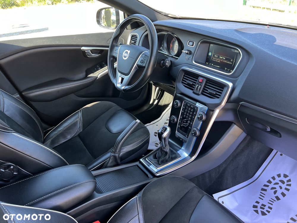 Volvo V40 D3 R-Design - 36
