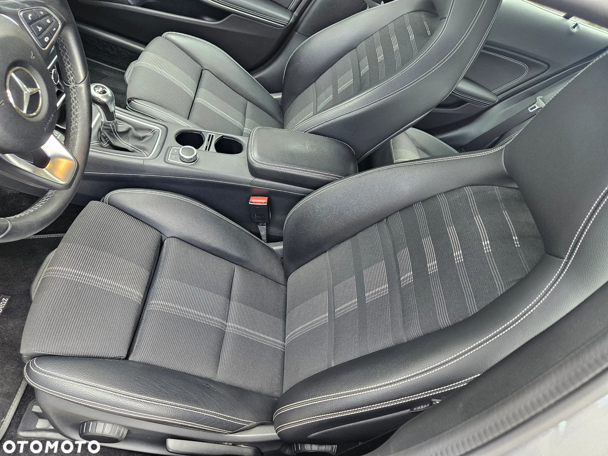 Mercedes-Benz GLA 180 UrbanStyle Edition - 12