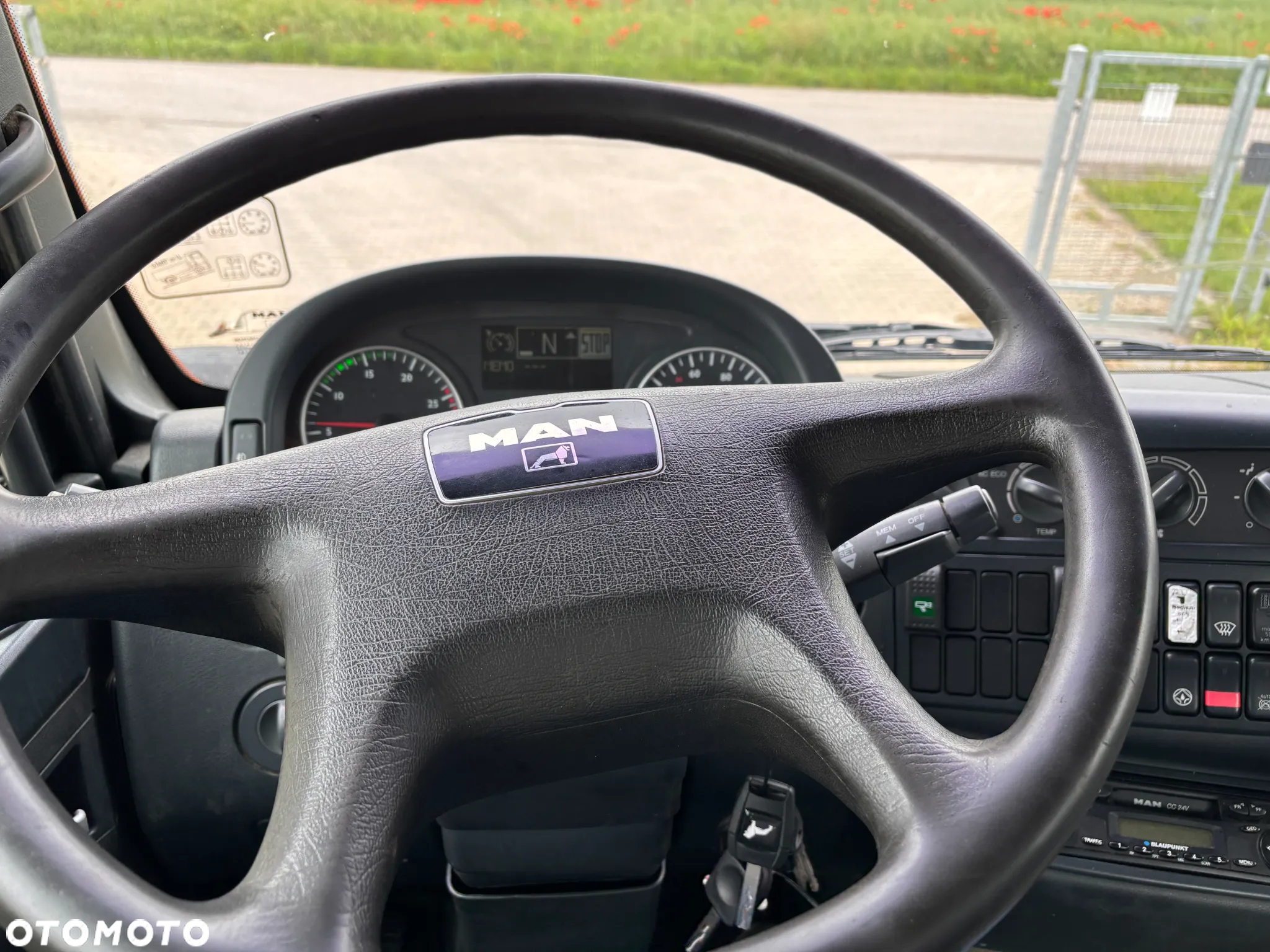 MAN 18.320 4x4 stały napęd na wał , kiper Meiller , posypywarka EPOKE, czołownica do pługa , sterowanie, manual , - 33