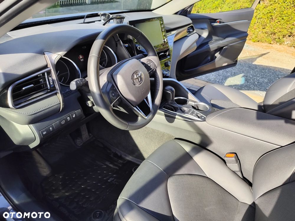 Toyota Camry Luxury - 15