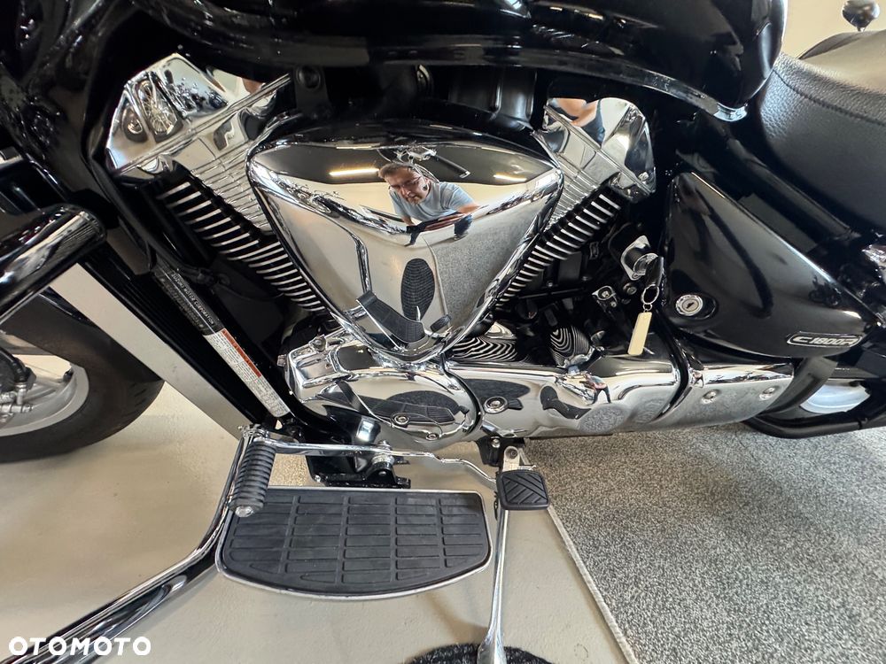 Suzuki Intruder - 18