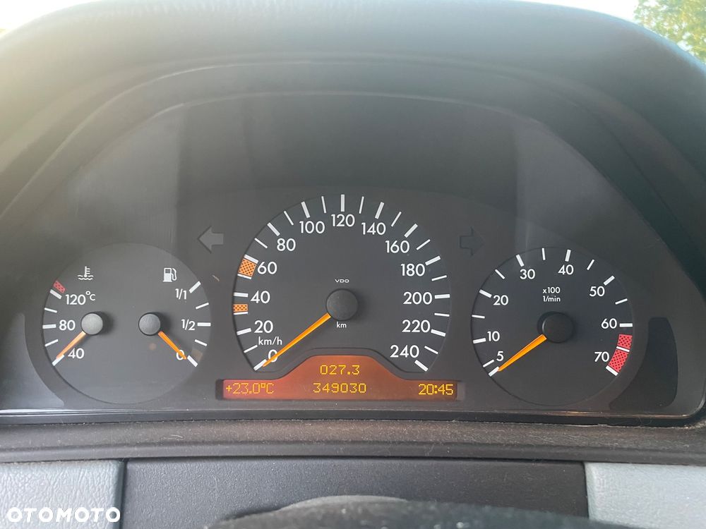 Mercedes-Benz Klasa E 240 Classic - 17