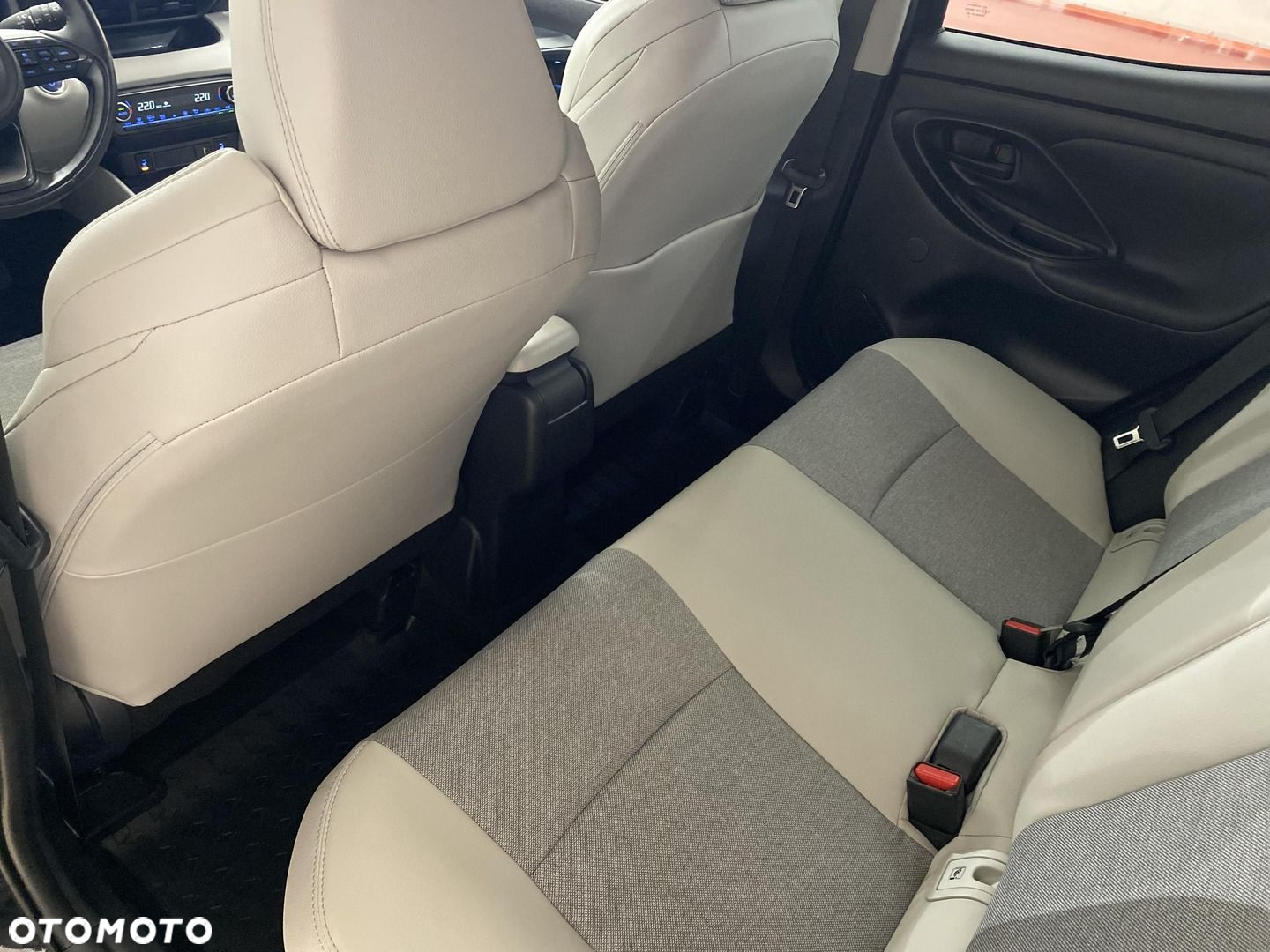 Toyota Yaris Hybrid 1.5 Executive - 11
