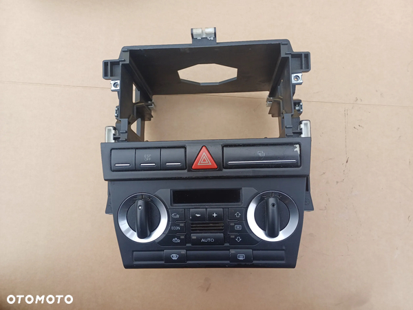 Audi A3 8P kosz radia 2 din ramka