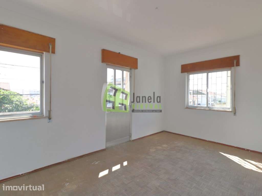 Moradia Bi-Familiar Duplex para Remodelar | Quinta do Conde - Grande imagem: 3/19