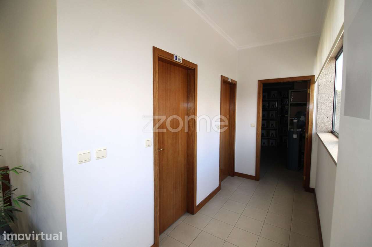 Pavilhão Comercial com +1.000 m² na Zona Industrial do Socorro – Fa... - Grande imagem: 4/16