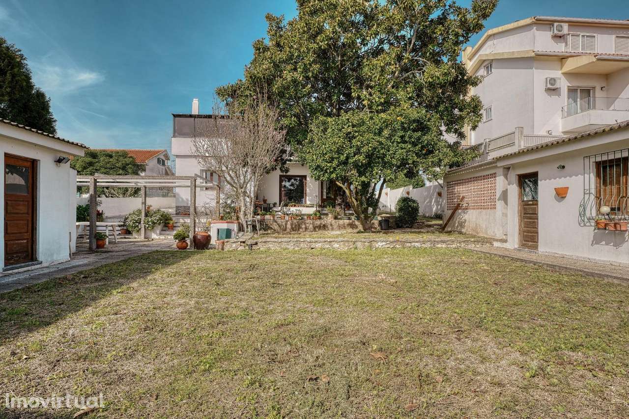 Moradia de Arquitectura Distinta dos Anos 70 com Grande Jardim a Sul - Grande imagem: 2/43