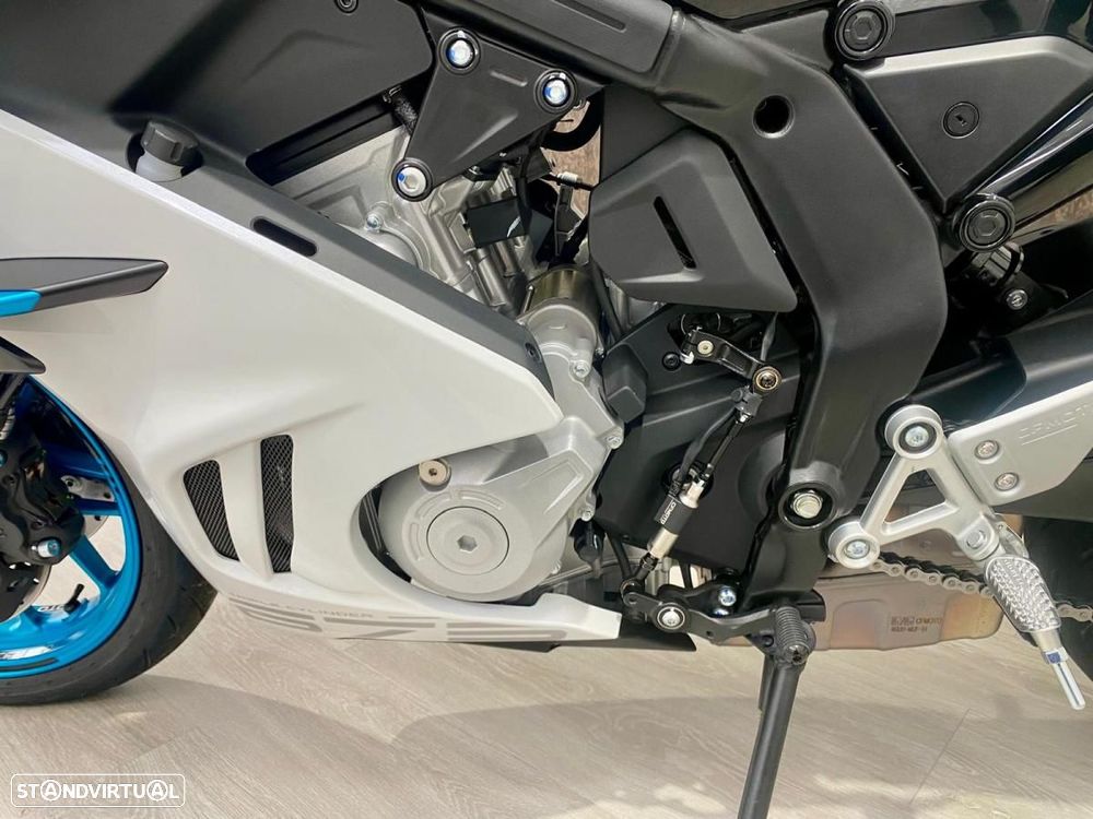 CF Moto 675SR-R - 12