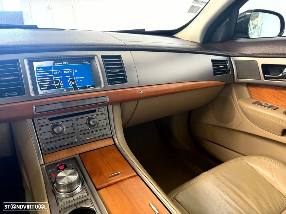 Jaguar XF 3.0 D V6 Premium Luxury - 24