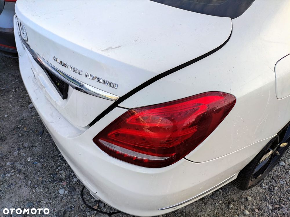 Mercedes-Benz Klasa C 300 BlueTEC Hybrid 7G-TRONIC Edition 1 - 25